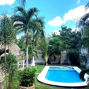 Apartment Paradise, Leona Vicario